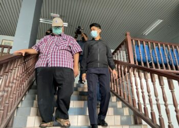 MOHD. ZAMRY Yazid diiringi pegawai SPRM untuk proses pembayaran denda, manakala Muhammad Nurhafizi Samat gagal dikesan selepas prosiding berakhir di Mahkamah Sesyen, Ayer Keroh, Melaka. - UTUSAN/DIYANATUL ATIQAH ZAKARYA