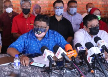 Ab. Rauf Yusoh mengadakan sidang akhbar mengenai kemelut politik Melaka di Villa D’Acqua, Kampung Pulau, Masjid Tanah, Melaka. - UTUSAN/RASUL AZLI SAMAD