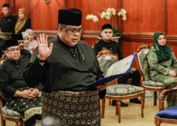 AB. RAUF Yusoh mengangkat sumpah jawatan sebagai Ketua Menteri Melaka Ke-13 di Seri Negeri, semalam. – UTUSAN/SYAFEEQ AHMAD