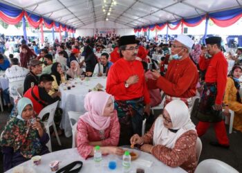 Johari Abdul Ghani beramah mesra dengan pengunjung sambutan Hari Raya Aidilfitri 2022 Perbadanan Pembangunan Kampung Baru di Kampung Baru, Kuala Lumpur, hari ini.  - MINGGUAN/AFIQ RAZALI.