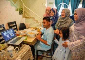 SELAMA dua tahun berturut-turut, umat Islam menyambut Hari Raya Aidilfitri di rumah masing-masing berikutan sekatan perjalanan rentas negeri dan daerah. – UTUSAN/AMIR KHALID