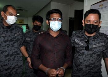 MD. Rayhan Kabir (tengah) dibawa ke Mahkamah Tinggi Shah Alam hari ini dengan diiringi pegawai Jabatan Imigresen berkaitan semakan perintah reman terhadapnya. - FOTO/SITI ROHAIZAH ZAINAL