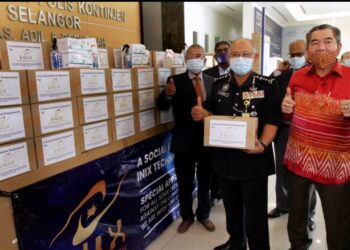 NOOR Azam Jamaludin (dua kanan) bersama Mohamad Fuzi Harun dalam majlis sumbangan set penjagaan keselamatan diri daripada Inix Technologies Holdings Berhad di IPK, Selangor hari ini.