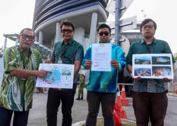 ABDUL Razak Ismail (kiri) menunjukkan pelan kawasan kuari ketika membuat laporan SPRM mengenai kuari Bukit Lengong di Ibu Pejabat SPRM, Putrajaya. - UTUSAN/FAISOL MUSTAFA