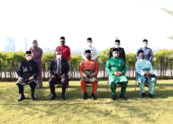 Menteri di Jabatan Perdana Menteri (Hal Ehwal Agama), Idris Ahmad (duduk tengah) bersama ahli RCI Tabung Haji selepas penyerahan watikah perlantikan masing-masing hari ini. - FACEBOOK IDRIS AHMAD