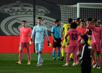 PEMAIN Real Madrid melangkah lemah meninggalkan padang selepas tewas 1-0 kepada Cadiz di Stadium Alfredo Di Stefano, Valdebebas malam tadi. - AFP