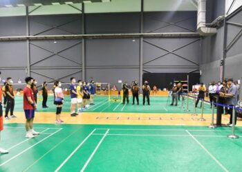 REEZAL Merican Naina Merican meninjau latihan skuad badminton Malaysia yang akan beraksi dalam
Sukan Olimpik Tokyo 2020 di Akademi Badminton Malaysia, Bukit Kiara semalam.