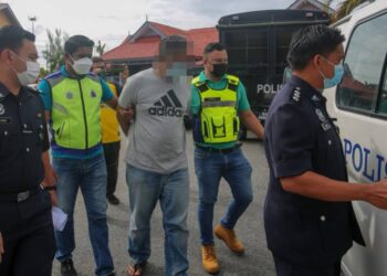 DOKTOR klinik swasta yang dipercayai menjual sijil vaksinasi Covid-19 palsu direman lagi di Mahkamah Majistret Marang di Marang, hari ini. - UTUSAN/PUQTRA HAIRRY ROSLI
