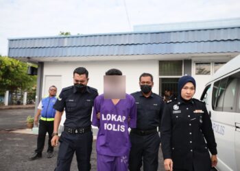 SUSPEK yang disyaki membunuh isterinya, Rubiah Sabtu dengan tukul besi dibawa ke Mahkamah Majistret Dungun di Dungun, Terengganu, hari ini.