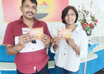 R. GOPAL (kanan) dan K. Abby menunjukkan serbuk kari jenama keluaran mereka di Taman Paya Emas, Paya Rumput, Melaka. - UTUSAN/AMRAN MULUP