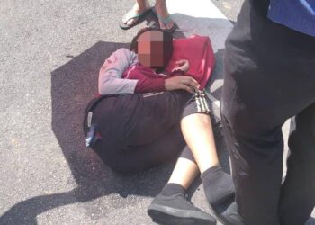 ARISSA Ajwa Mohd. Ramedy dikejarkan ke Zon Kuning Hospital Melaka untuk mendapatkan rawatan selepas dirempuh sebuah kereta ketika berbasikal pulang ke rumah dari sekolah di Jalan Desa Molek, Melaka.