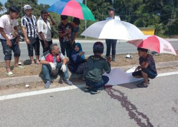 ORANG ramai melihat keadaan mayat Muhammad Solihin Mustaqim Shamsul Azmi setelah terlibat kemalangan di  Kilometer 17, Jalan Kuala Terengganu-Kuala Berang dekat Binjai Rendah, Marang, hari ini.