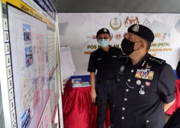 MIOR Faridalathrash Wahid  melihat papan maklumat ketika meninjau kawasan PKPD Taman Meru 2B di Ipoh hari ini. - UTUSAN/ZULFACHRI ZULKIFLI