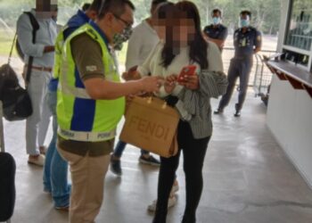 POLIS memeriksa sijil vaksinasi digital Covid-19 seorang pengunjung dalam operasi bersepadu pematuhan Fasa 3 PPN (pelancongan) selama dua hari berakhir semalam di Pulau Redang, di Kuala Nerus, Terengganu.