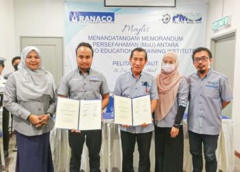 AHMAD Firdhaus Ramlan (dua dari kiri) dan Masni Amit (tengah) menunjukkan Memorandum Persefahaman antara Ranaco Education & Training Institute (RETI) dan Pelita Maslaut Sdn. Bhd. (PMSB) yang ditandatangani di Kemaman, Terengganu, semalam. – UTUSAN/NIK NUR IZZATUL HIZWANI