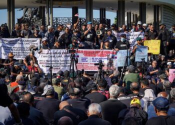 MIOR Rosli Mior Mohd. Jaafar berucap di hadapan veteran tentera dalam Reunion Perjumpaan Bekas Perajurit seMalaysia 6622 yang berlangsung di Tugu Negara, Kuala Lumpur, hari ini. - FOTO/MUHAMAD IQBAL ROSLI
