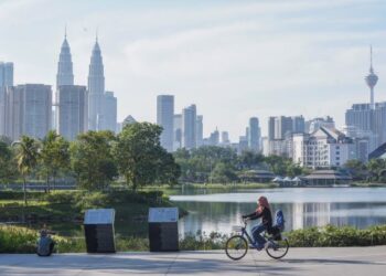 DIHARAPKAN inisiatif kerajaan berkaitan kesejahteraan rakyat dan pelaksanaan inisiatif pemulihan ekonomi tidak terganggu oleh polemik politik tidak relevan. – UTUSAN/AMIR KHALID