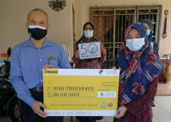 FUAD Alias  (kiri) menyerahkan sumbangan Faedah Pengurusan Mayat kepada isteri Allahyarham Azreeq, Nurakhbarina, di Kota Seriemas, Nilai, Seremban, Negeri Sembilan, hari ini - UTUSAN/ZAKKINA WATI AHMAD TARMIZI