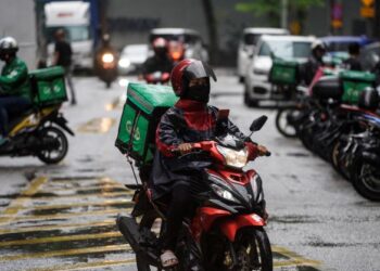 BEKERJA sebagai penghantar makanan sekiranya dilakukan secara konsisten mampu menjana pendapatan antara RM3,000 sehingga RM4,000 sebulan. 
– UTUSAN/AMIR KHALID