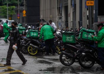 Lebih 70 peratus remaja Malaysia tidak mahu menyambung pelajaran merisikokan negara tiada pekerja profesional. - Gambar hiasan