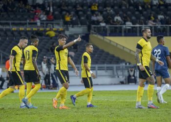 SYAFIQ Ahmad (tiga, kiri) meraikan jaringannya bersama rakan pasukan pada aksi persahabatan menentang Brunei di Stadium Nasional, Bukit Jalil baru-baru ini.  - UTUSAN/FARIZ RUSADIO