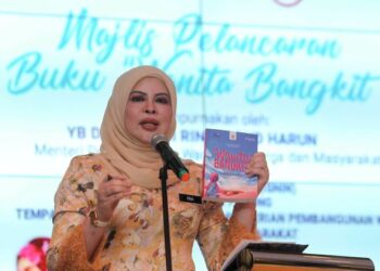 RINA Harun menunjukkan buku Wanita Bangkit pada majlis pelancaran buku Wanita Bangkit di KPWKM, Putrajaya. - UTUSAN/FAISOL MUSTAFA