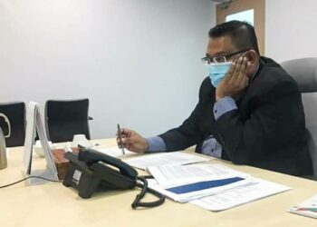 RAJA Azukri Raja Adam yang bekerja di Sarawak melepaskan rindu kepada anak dan isterinya dengan membuat panggilan video selepas tidak dapat pulang ke Semenanjung akibat Covid-19.