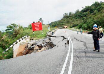 SAARANI Mohamad melawat lokasi runtuhan jalan di Laluan Persekutuan FT185 Jalan Simpang Pulai ke Cameron Highlands. – UTUSAN/ZULFACHRI ZULKIFLI