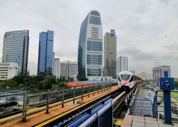Pakar ekonomi melihat keperluan untuk kerajaan memfokuskan kepada pemulihan ekonomi dengan melaksanakan pelbagai projek infrastruktur yang mampu memberi limpahan ekonomi kepada masyarakat.  – UTUSAN/YULPISMAN ASLI