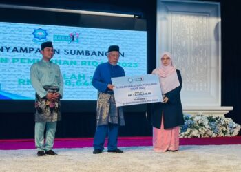 HASHIM Meon (tengah) menyampaikan sumbangan Geran Pemulihan Riqab kepada 25 buah rumah pemulihan riqab pada Majlis Perasmian Iftar dan Tadarus Perdana Riqab di Shah Alam, Selangor, baru-baru ini.