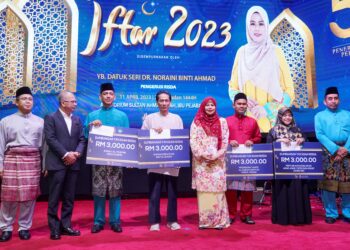 NORAINI Ahmad (empat dari kanan) bergambar bersama penerima sumbangan pada Majlis Santunan Kasih Iftar Ramadan RISDA di Ibu Pejabat RISDA, Kuala Lumpur. – UTUSAN/SHIDDIEQIIN ZON