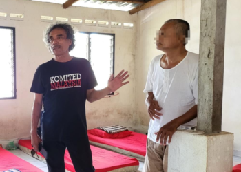 RIZAL (kanan) berbual bersama Khalid Hashim (kiri) ketika ditemui di rumah penjagaan dan rawatan Casa Villa dikendalikan Komited Malaysia di Kuantan, Pahang.