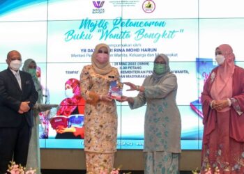 RINA Harun menerima buku Wanita Bangkit daripada Pengarah Institut Sosial Malaysia, Dr. Faridah Awang (dua dari kanan) pada majlis pelancaran buku Wanita Bangkit di KPWKM, Putrajaya. - FOTO/FAISOL MUSTAFA