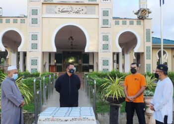 TUANKU SYED FAIZUDDIN PUTRA JAMALULLAIL (dua dari kiri) berkenan berangkat menyerahkan sumbangan Majlis Agama Islam dan Adat Istiadat Melayu Perlis (MAIPs) kepada 30 asnaf di Masjid Al- Barakah, Jelempok, Arau, Perlis hari ini.