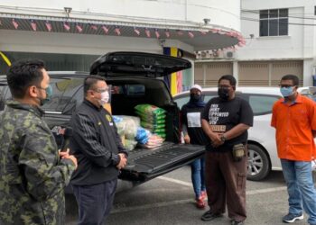 TUANKU SYED FAIZUDDIN PUTRA JAMALULLAI (dua dari kiri) berkenan menghadiri acara simbolik pelepasan para sukarelawan PVAC bagi menyampaikan sumbangan kepada keluarga yang terjejas dengan fenomena kepala air di Yan, Kedah di pekarangan Bangunan Pejabat MAIPs 2, Kangar, Perlis.