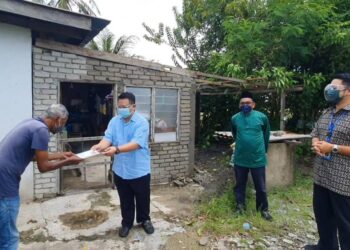 TUANKU Syed Faizuddin Putra Jamalullail (dua dari kiri) menyampaikan sumbangan kepada mangsa ribut, Che Cafle Bidun (kiri) di Jalan Bendang Baru Kampung Bunga Emas Timur, Simpang Empat, Arau, Perlis, hari ini.