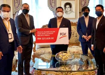 Mohd Nazrul Izam (dua, kiri) mempersembahkan kepada Tuanku Syed Faizuddin Putra Jamalullail  sumbangan zakat perniagaan FGV berjumlah RM221,628 dan juga RM50,000 lagi untuk Masjid Tuanku Syed Faizuddin Putra Jamalullail Batu 5 Jalan Kuala Perlis melalui MAIPs.