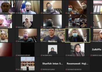 TUANKU Syed Faizuddin Putra Jamalullail (tengah) berkenan menitahkan ucapan selamat jalan secara maya kepada kumpulan pelajar baharu Perlis ke Mesir yang berada di KLIA sebelum berangkat ke Kaherah melalui Dubai.