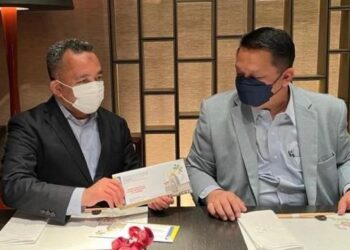 TUANKU Syed Faizuddin Putra Jamalullail (kanan) pada majlis penyerahan sumbangan zakat kepada Masjid As-Salaam Okachimachi di Taito-ku, Tokyo sempena keberangkatan baginda ke Jepun hari ini.