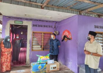 TUANKU SYED FAIZUDDIN PUTRA JAMALULLAIL (tengah) berkenan berangkat menziarahi dan menyampaikan sumbangan agihan zakat MAIPs kepada seorang asnaf di Kampung Tepi Sungai, Jalan Padang Behor, Kangar, Perlis hari ini.