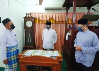 TUANKU Syed Faizuddin Putra Jamalullail (tengah) berkenan berangkat menyerahkan sumbangan agihan zakat MAIPs sempena program Hijrah Minda MAIPs di Masjid Al Munawwarah, Kampung Sungai Bugis, Simpang Empat, Arau, Perlis hari ini.