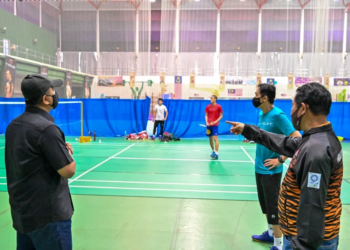 REEZAL Merican Naina Merican (kiri) dan Ahmad Shapawi Ismail (kanan) memperkatakan sesuatu kepada jurulatih badminton para, Datuk Rashid Sidek ketika meninjau persiapan akhir atlet para negara di Pusat Latihan MSN, Kuala Lumpur. - Ihsan Kementerian Belia dan Sukan.