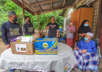 TUANKU SYED FAIZUDDIN PUTRA JAMALULLAIL (tiga dari kiri) menyampaikan agihan zakat Majlis Agama Islam dan Adat Istiadat Melayu Perlis (MAIPs) kepada Bidin Khamis,83, di Kampung Tok Kayaman, Perlis hari ini.