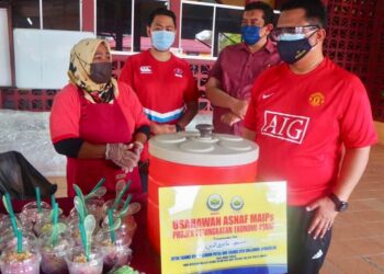TUANKU SYED FAIZUDDIN PUTRA JAMALULLAIL (kanan) berkenan merasmikan kedai ais kacang yang diusahakan Romli Desa, di Jalan Santan sempena program MAIPs Peduli bilangan ke-5 tahun 2022 di Kangar, Perlis pagi ini. Turut serta, Mohd. Nizam Mohd. Noor (dua dari kiri).