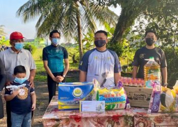 TUANKU Syed Faizuddin Putra Jamalullail (dua dari kanan) berkenan singgah dan menyampaikan agihan zakat MAIPs bernilai RM700, beras serta bekalan makanan mentah dan juga sumbangan wang dan bakul makanan daripada YaPEIM dan Maybank Islamic Berhad  kepada tiga asnaf di sekitar Kangar, Perlis hari ini.