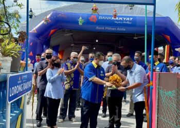 TUANKU Syed Faizuddin Putra Jamalullail (tiga dari kanan) berkenan melancarkan Lorong Rakyat di tapak Program Transformasi Diraja Kampung Nelayan Warna Warni Seberang Ramai, Kuala Perlis, Perlis- UTUSAN