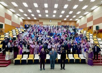 Tuanku Syed Faizuddin Putra Jamalullail (depan, tengah) bersama para peserta selepas berkenan merasmikan Webinar Yayasan Tuanku Fauziah (YTF) bertajuk ‘Wanita Sihat, Anggun, Berkarisma’ di Auditorium Syed Mahmood, Jabatan Kesihatan Negeri Perlis di Kangar, hari ini.