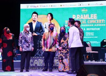 Tuanku Syed Faizuddin Putra Jamalullail dan Tuanku Hajah Lailatul Shahreen Akashah Khalil berkenan berangkat menyaksikan Penang Exchange 2022: Theatrical Concert - Malam P.Ramlee : Cinta & Lagunya di USM malam semalam.