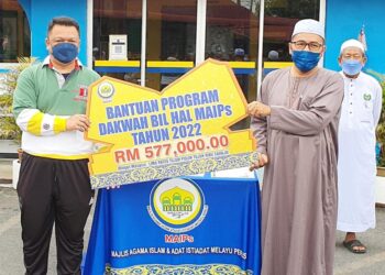 TUANKU Syed Faizuddin Putra Jamalullail (kiri) pada majlis simbolik penyerahan sumbangan makanan menerusi Program Ziarah Dakwah Bil Hal MAIPs 2022 di perkarangan Masjid Putra, Simpang Empat, Arau, Perlis hari ini.