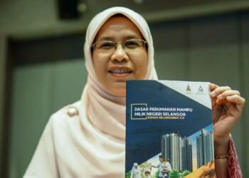 RODZIAH Ismail menunjukkan buku Dasar Perumahan Mampu Milik Negeri Selangor Rumah Selangorku 3.0 selepas sidang akhbar Mesyuarat Jawatankuasa Tetap Perumahan Dan Kesejahteraan Bandar Negeri Selangor di Pullman Bangsar, Kuala Lumpur, semalam. - FOTO/FARIZ RUSADIO